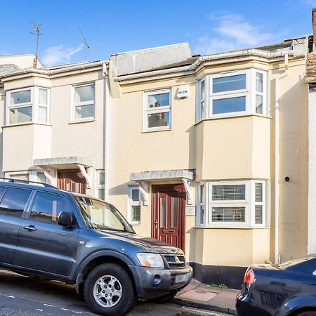 Modern Mews House With Free Parking Space, And Patio By Huluki Sussex Stays 布赖顿 外观 照片